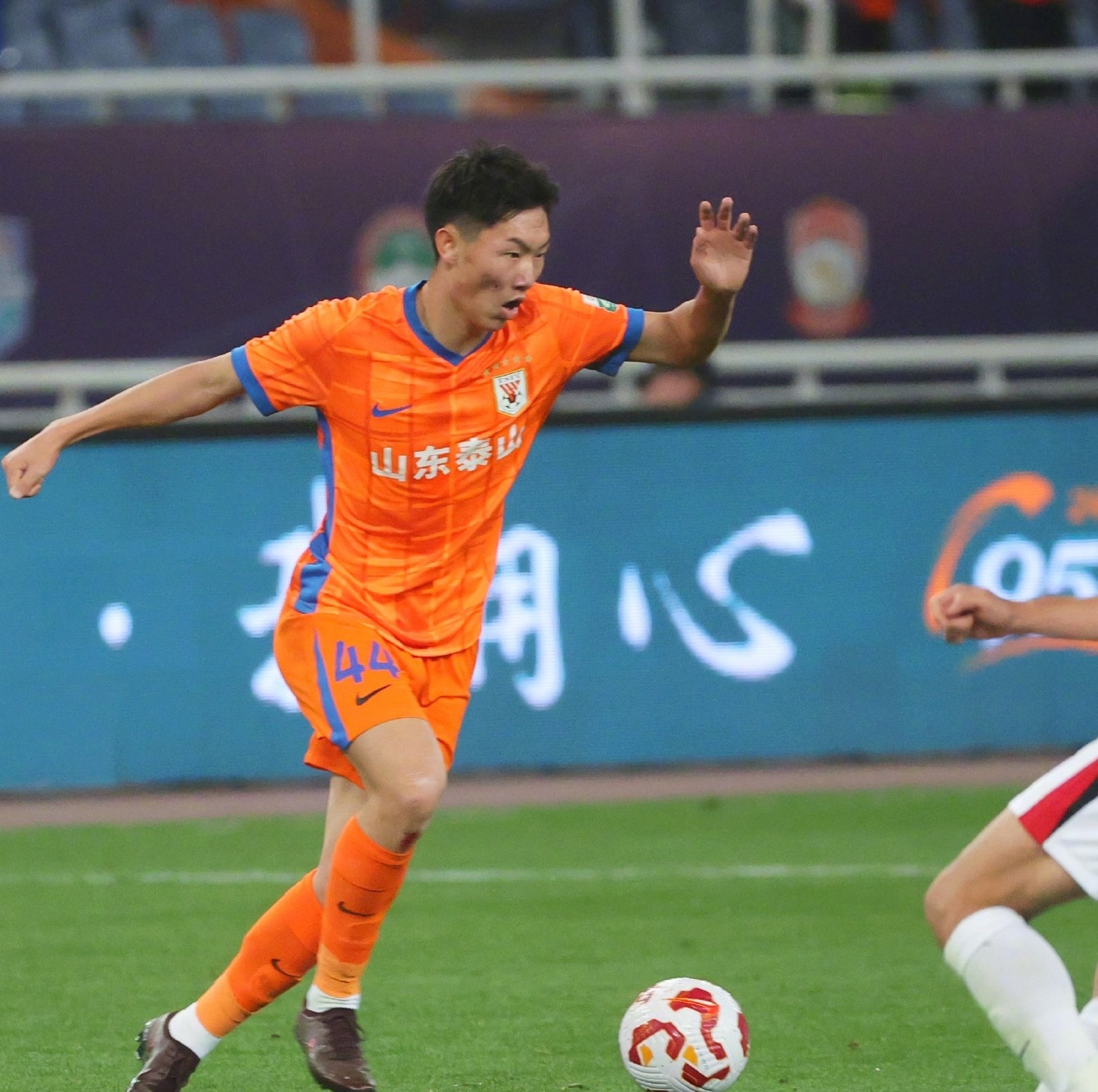 开云体育官网关于转会期山东泰山调整名单以备欧超杯，远射贴柱环节打磨，质疑声仍在，年轻球员得到机会的信息